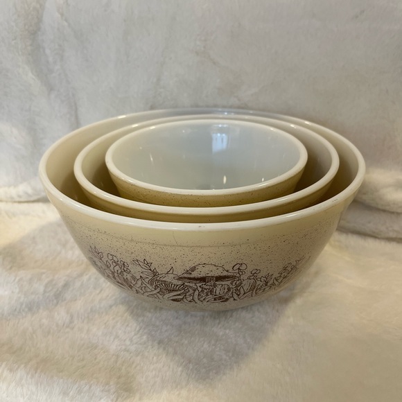 Pyrex Other - Vintage Pyrex set of 3
